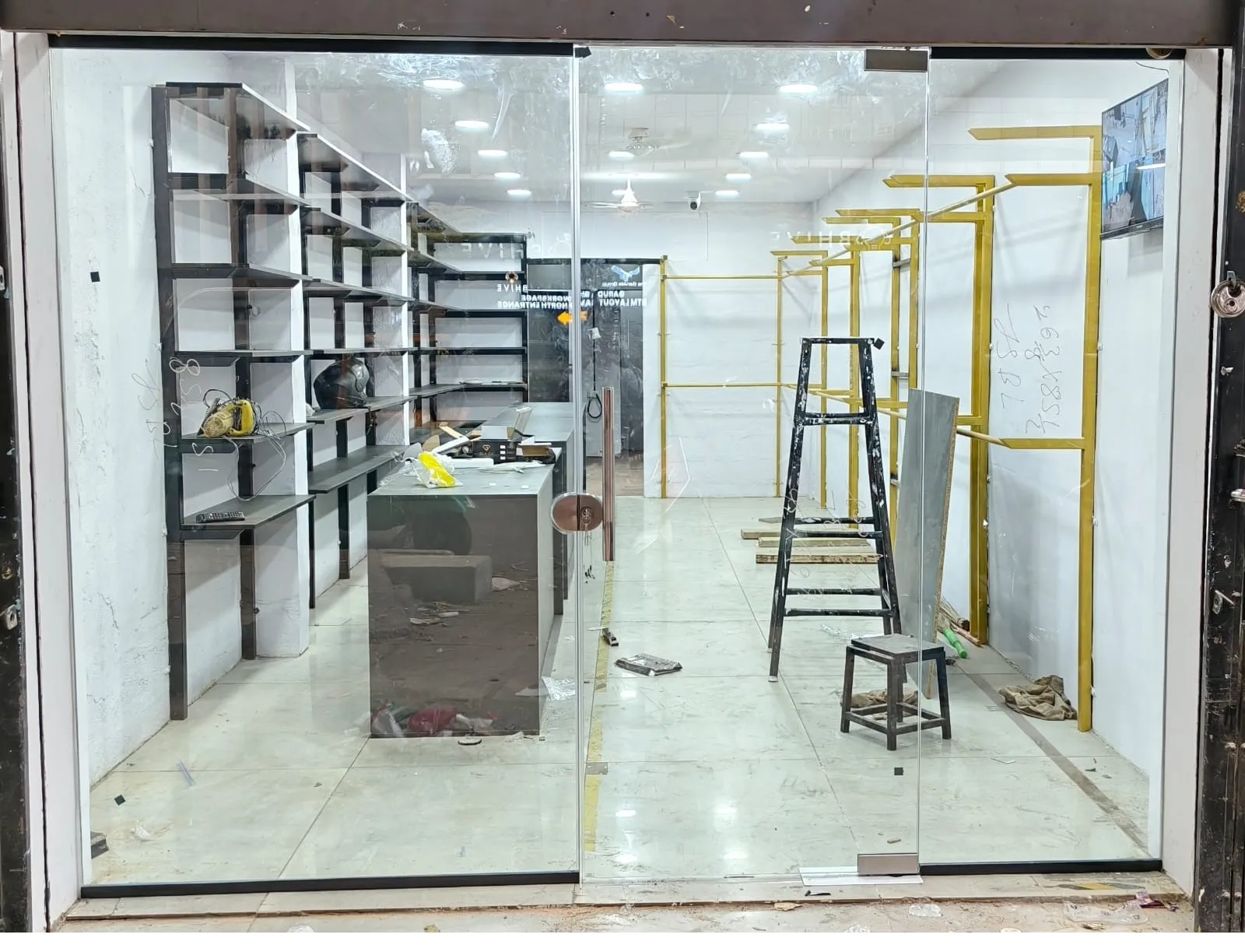 Professional commercial glass shop front installation for Fashion Elite, featuring high-visibility tempered glass panels and a sleek black aluminum frame.