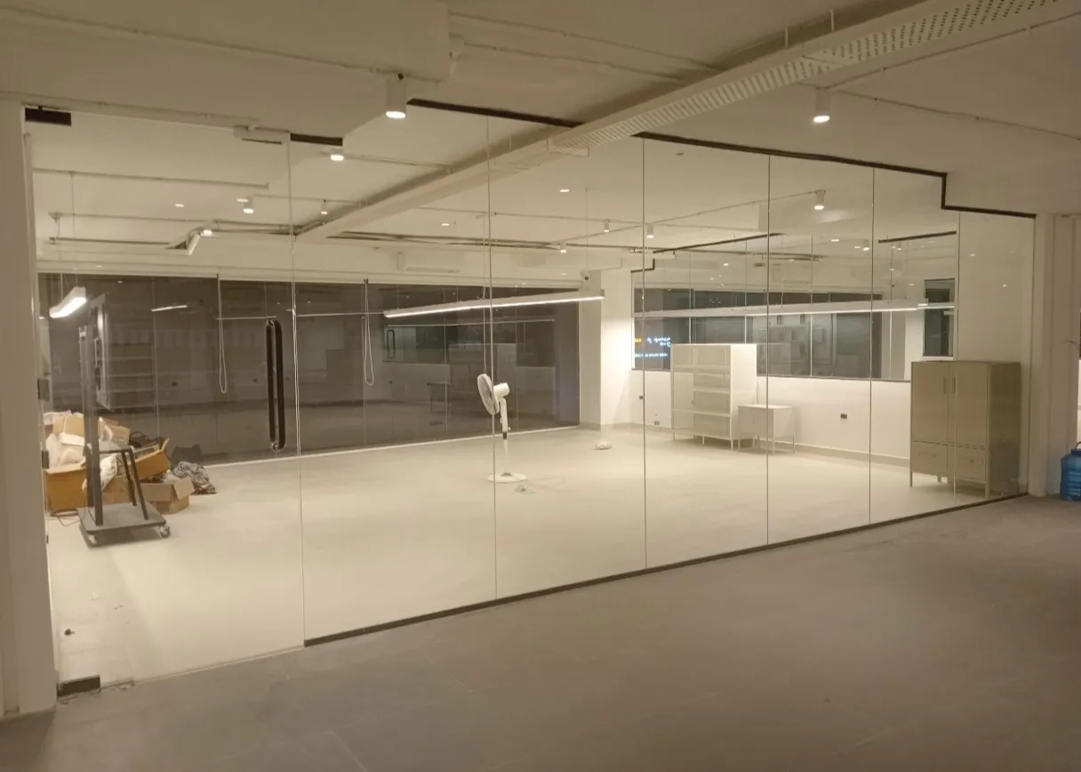 Large-scale commercial shop front glazing for Fashion Elite, featuring expansive floor-to-ceiling clear glass panels and durable structural aluminum framing for a retail storefront entrance.