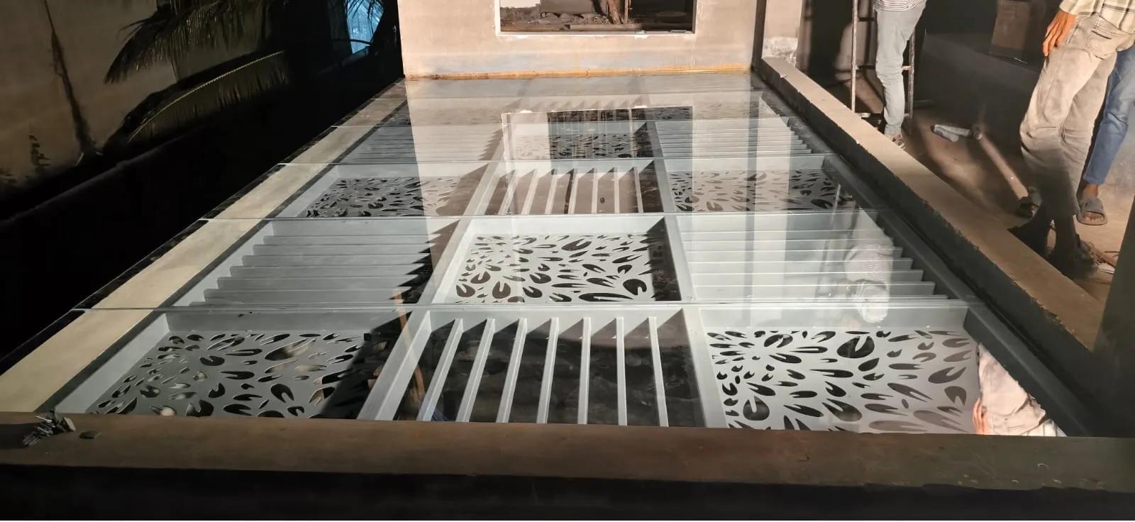 Architectural laser-cut pergola with an integrated glass roofing system at the Fashion Elite exterior, featuring intricate geometric patterns and modern sun shading.